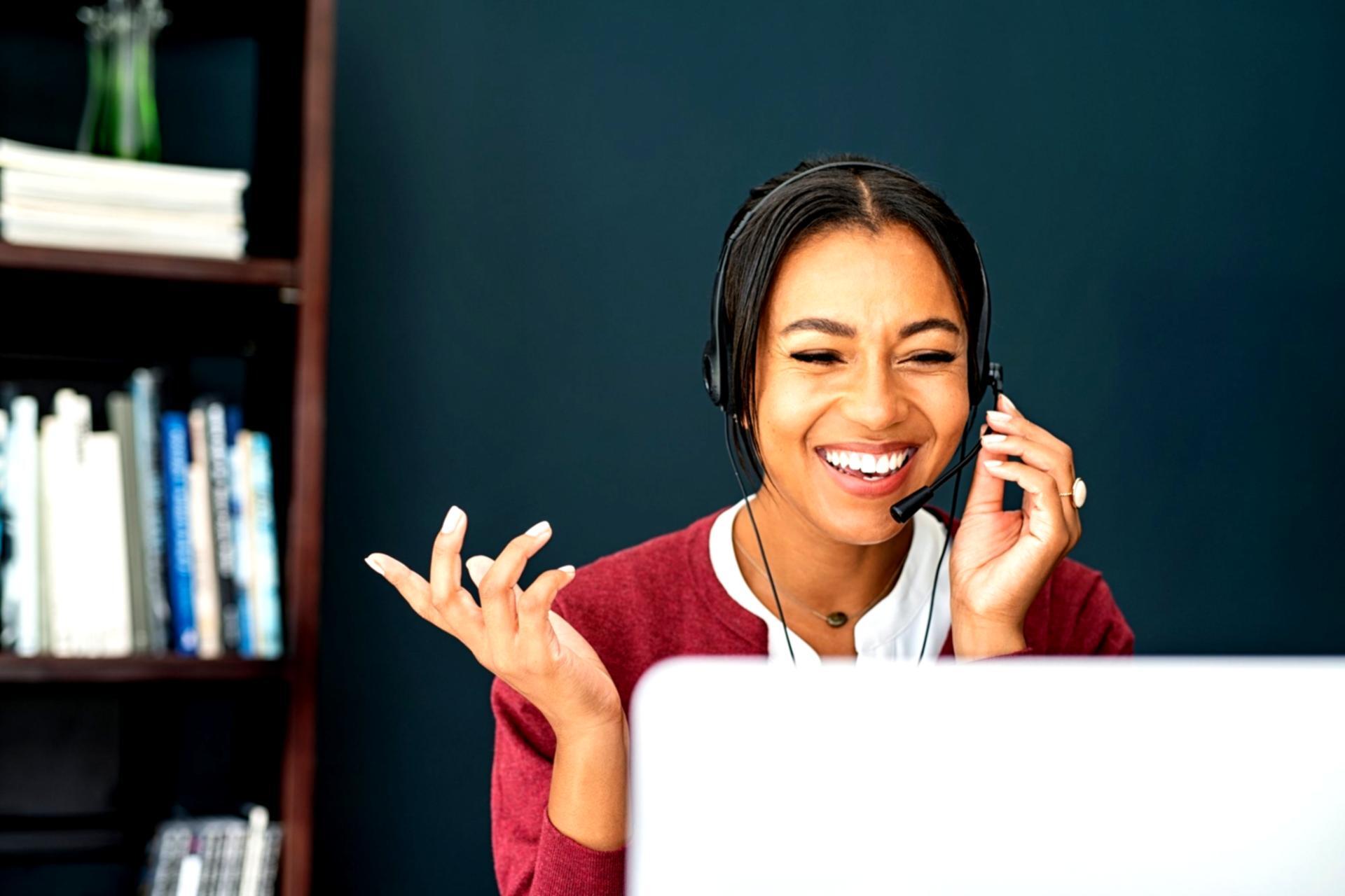 Робоче місце студента з ноутбуком та навушниками для онлайн-навчання